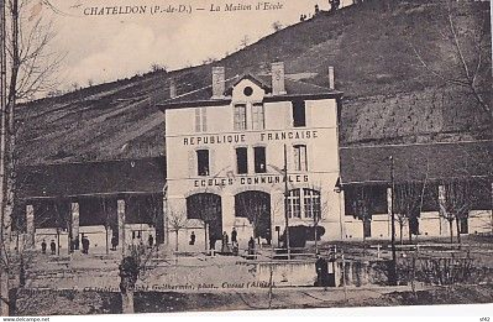 CHATELDON                LA MAISON D ECOLE - Chateldon