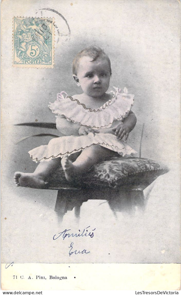 Fantaisie - Bébé Posé Sur Un Coussin Avec Une Robe A Collerette - Pini Pologna   - Carte Postale Ancienne - Neonati