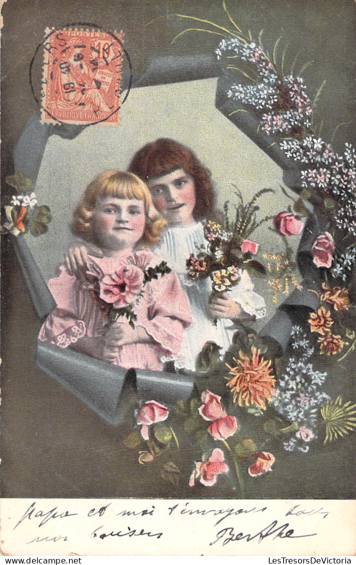 Fantaisie - Deux Filles Avec Bouquets De Fleurs Et Cadre Fleuri - Carte Postale Ancienne - Gruppi Di Bambini & Famiglie