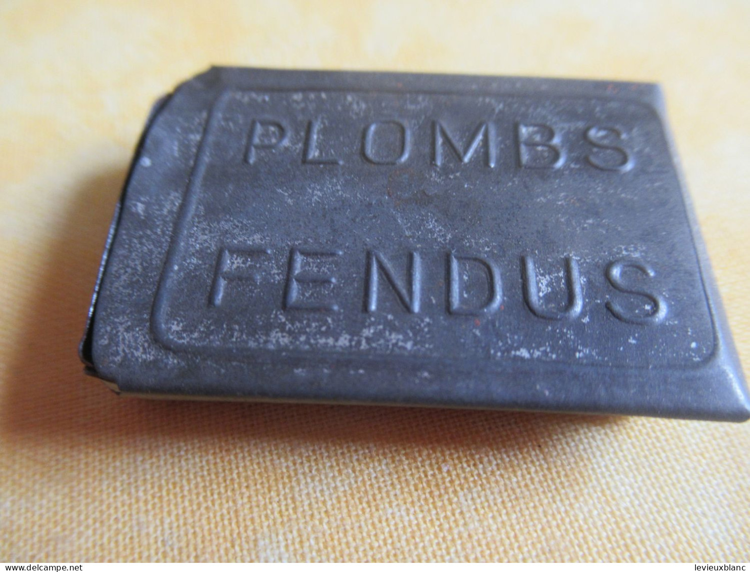 Petite Boite Métallique  Ancienne /Pêche/ Plombs Fendus / Vers 1920-1950     BFPP297 - Dozen