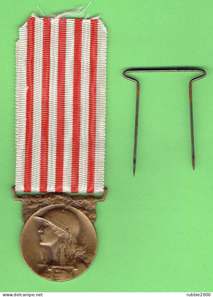 MEDAILLE COMMEMORATIVE GRANDE GUERRE 1914 1918 MARIANNE CASQUEE ARMEE GRAVEUR MORLON REPUBLIQUE FRANCAISE - Frankrijk