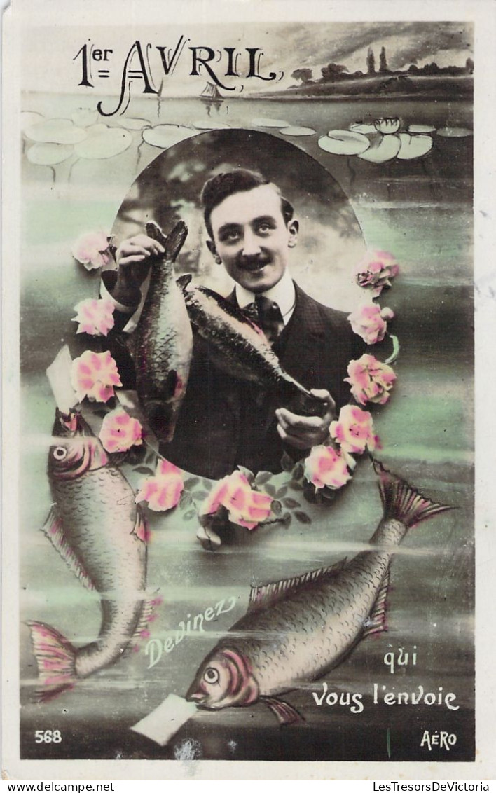 Fantaisie - 1er Avril - Homme Tenant Un Poisson - Devinez Qui Vous L'envoie  - Carte Postale Ancienne - 1 De April (pescado De Abril)