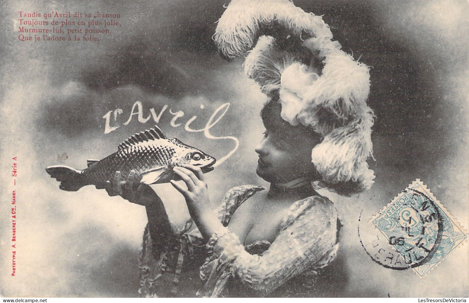 Fantaisie - 1er Avril - Femme Avec Un Grand Chapeau à Plumes Tenant Un Poisson - Carte Postale Ancienne - 1° Aprile (pesce Di Aprile)