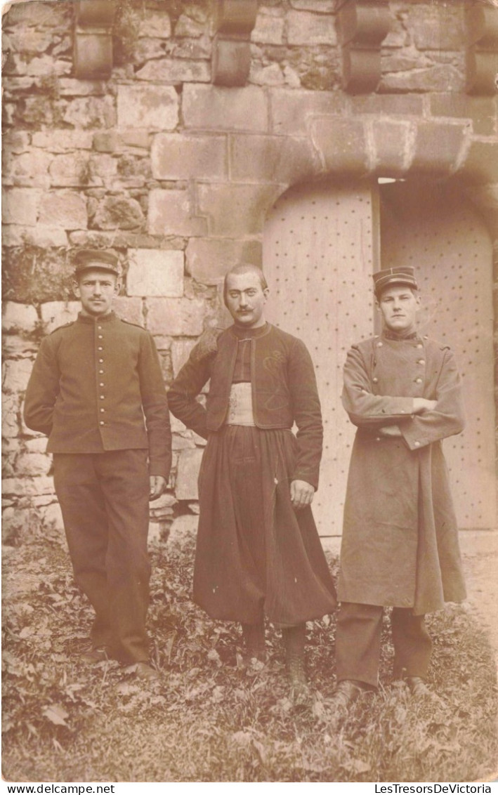 MILITARIA - Trois Soldats Avec Des Uniformes Différents  - Carte Postale Ancienne - Personnages