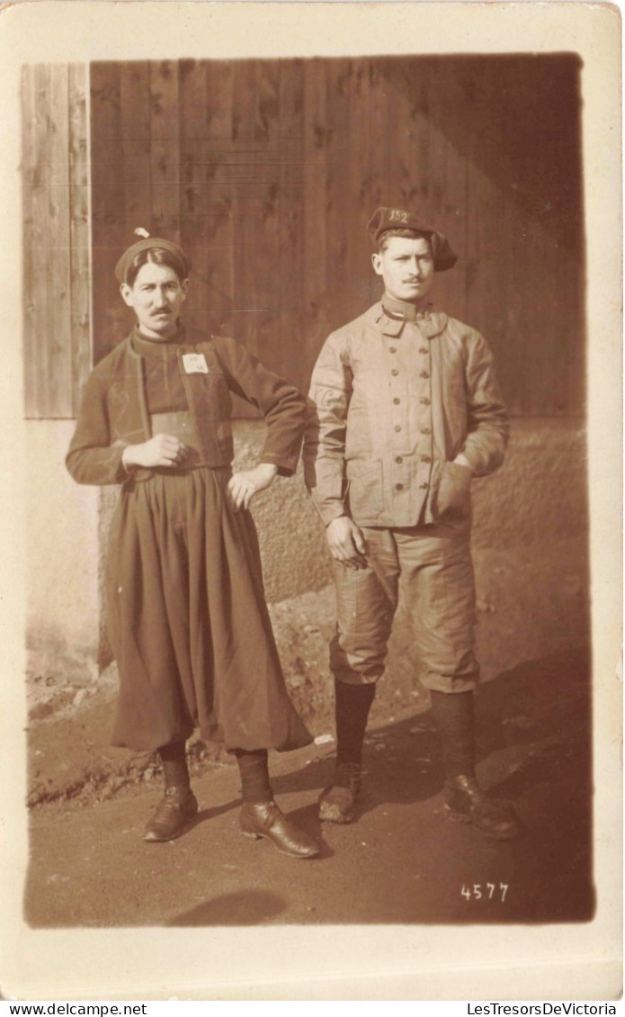 MILITARIA -  Deux Soldats Avec Des Uniformes Différents  - Carte Postale Ancienne - Personnages