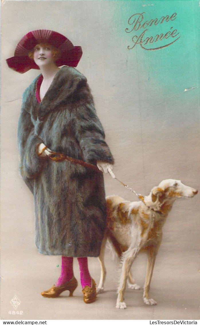 FETE - Bonne Année - Femme Avec Grand Chapeau Collant Rose Et Un Chien En Laisse  - Carte Postale Ancienne - New Year