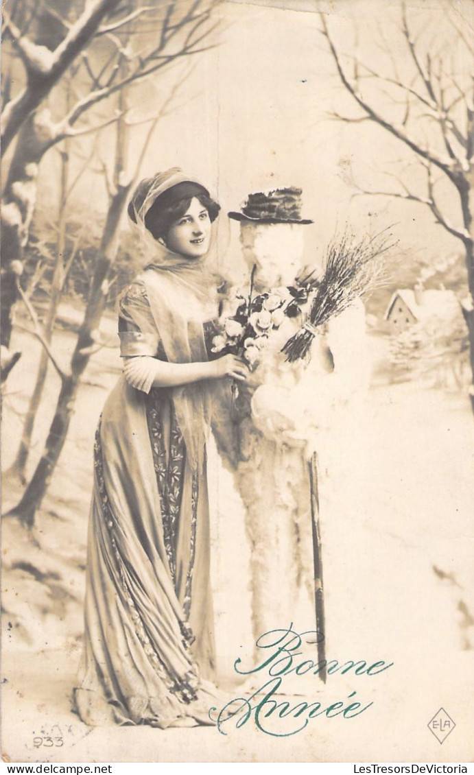 FETE - Bonne Année - Fantaisie - Femme Avec Un Bonhomme De Neige - Carte Postale Ancienne - New Year