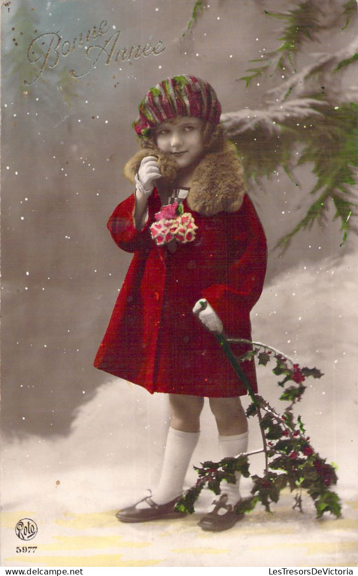 FETE - Bonne Année - Fantaisie - Petite Fille Sous La Neige Avec Une Branche De Houx - Carte Postale Ancienne - Nouvel An