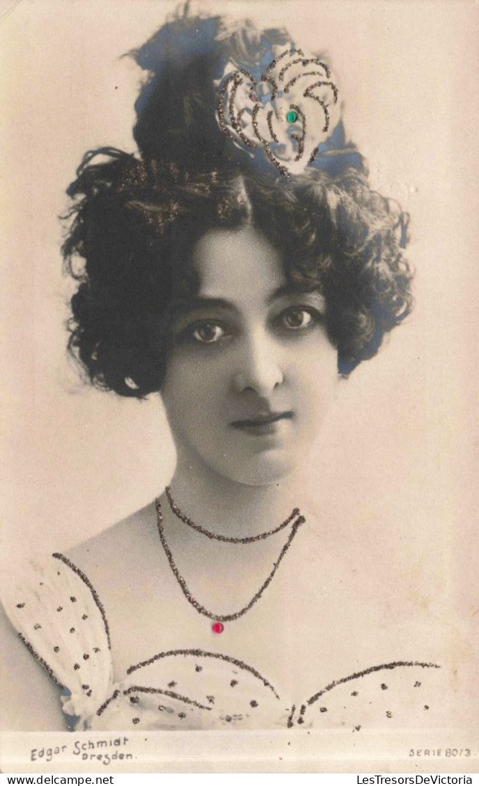 MODE - Femme Avec Une Coiffe - Collier à Pierre Rouge -  Carte Postale Ancienne - Moda