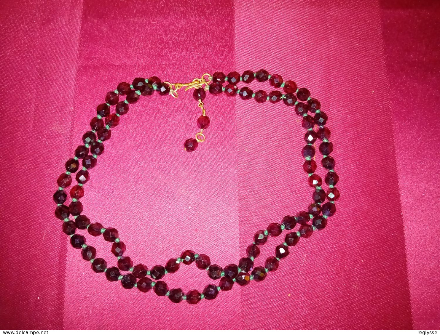 collier ras de cou double rang vintage -perles verre multifacettes rouges a reflets - années avant 1970