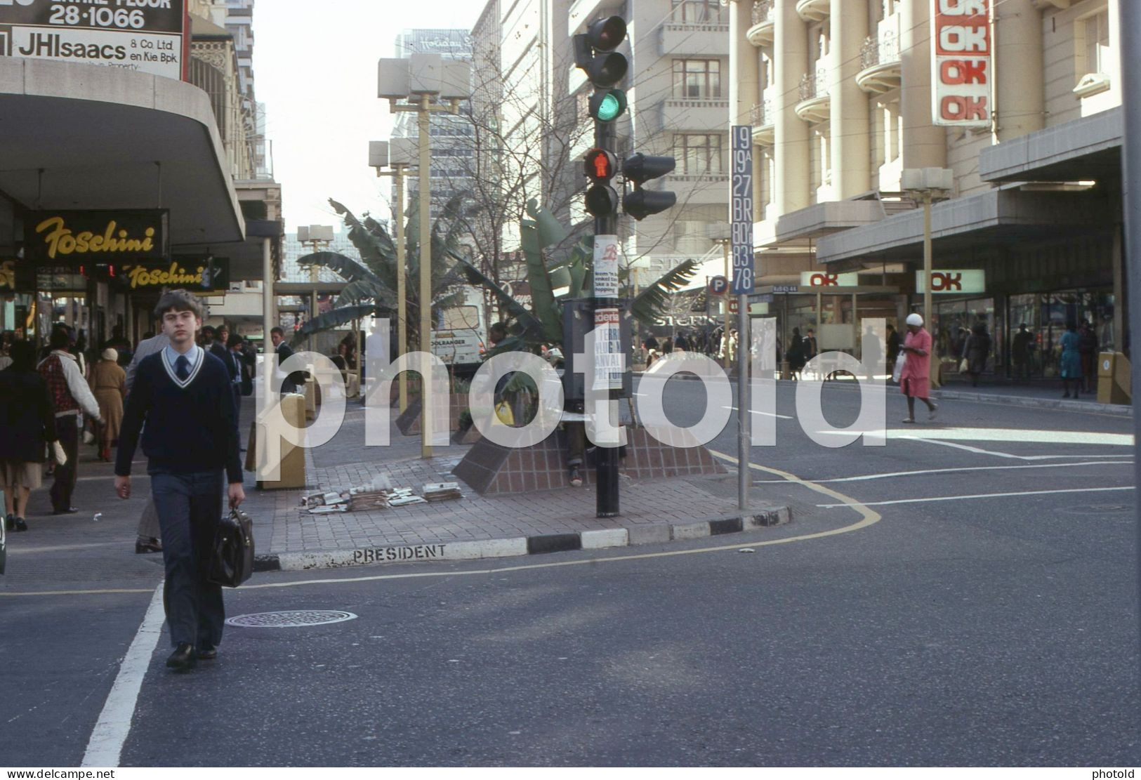 2 SLIDES SET 70s STREET SCENE VW KOMBI CAR JOHANNESBURG SOUTH AFRICA AFRIQUE 35mm DIAPOSITIVE SLIDE NO PHOTO FOTO NB2737 - Diapositives