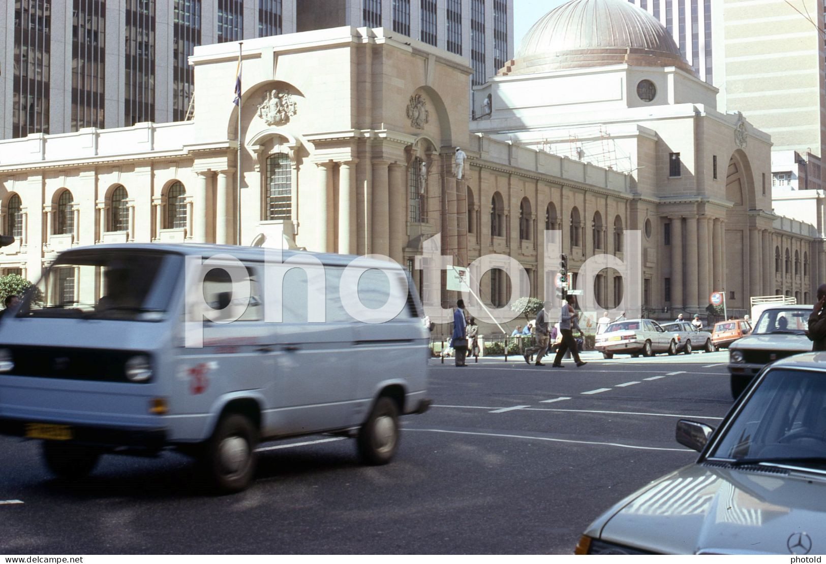 2 SLIDES SET 70s STREET SCENE VW KOMBI CAR JOHANNESBURG SOUTH AFRICA AFRIQUE 35mm DIAPOSITIVE SLIDE NO PHOTO FOTO NB2737 - Diapositives