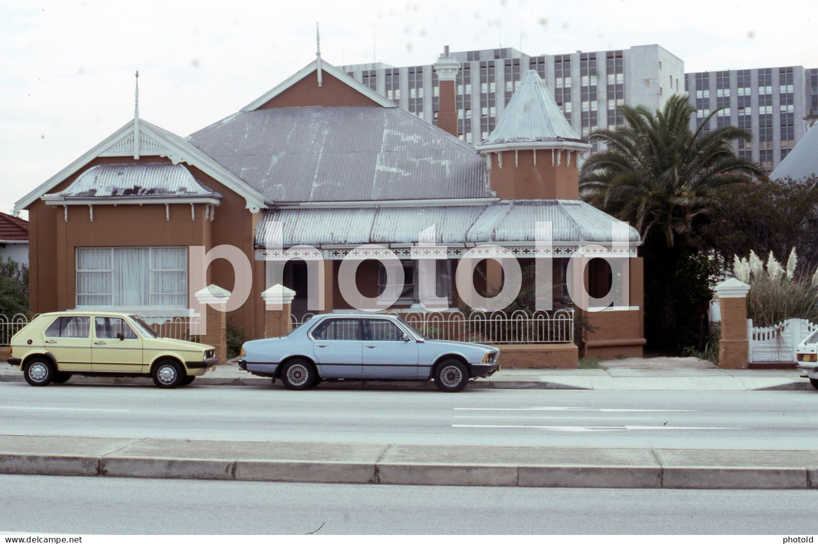 2 SLIDES SET 70s CARS BMW 635 VW GOLF PORT ELIZABETH SOUTH AFRICA AFRIQUE 35mm DIAPOSITIVE SLIDE NO PHOTO FOTO NB2740 - Diapositives