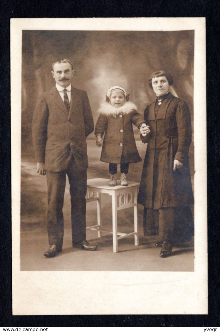 Généalogie - Carte Photo D'un Couple Et De Leur Fillette Grimpée Sur Un Guéridon - Genealogie