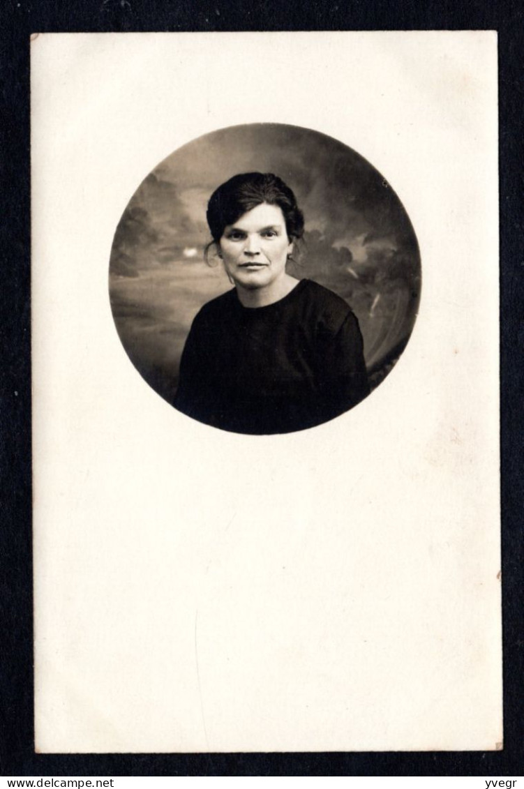 Généalogie - Carte Photo - Portrait D'une Jeune Femme Dans Un Médaillon - Photographe H. Desrues Bld De La Gare Fougères - Généalogie