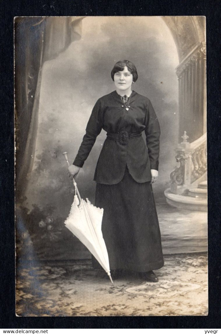 Généalogie - Carte Photo -Une Jeune Femme Prend La Pose Avec Un Parapluie En Main - Genealogy