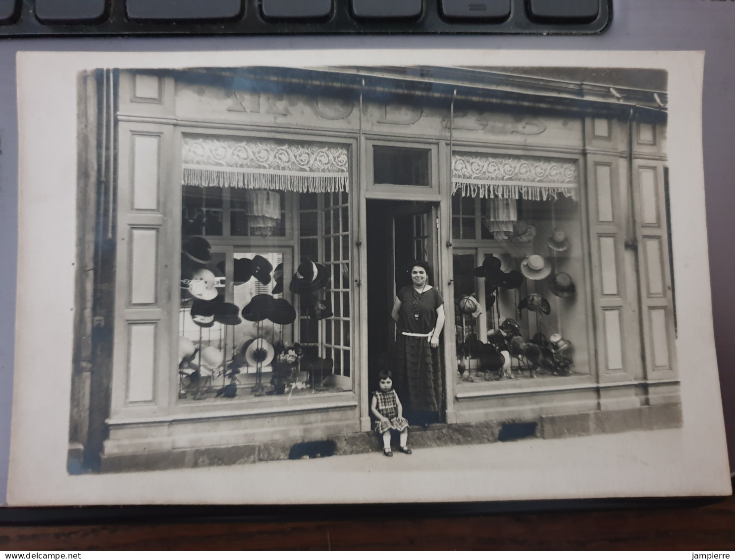 [Carte-Photo] - Magasin 'Modes", Une Femme Et Son Enfant (1924, Non Localisée) - Negozi