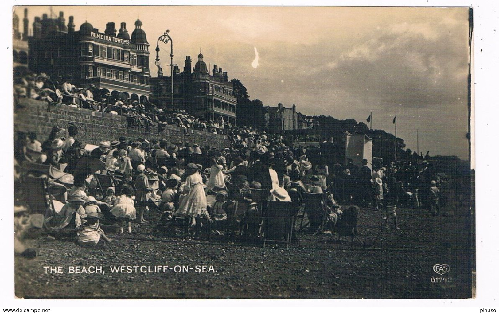 UK-3930   WESTCLIFF-ON-SEA : The Beach - Southend, Westcliff & Leigh