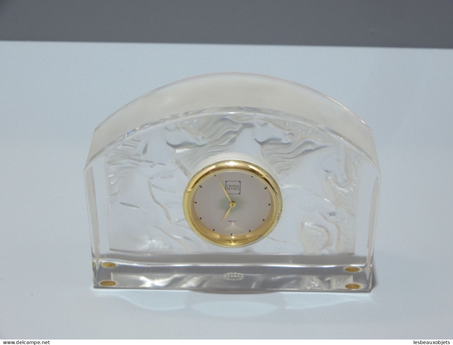 -PENDULETTE DE BUREAU CRISTAL De SEVRES CHEVAUX AU GALOP Tour Opaque Vitrine    E - Autres & Non Classés