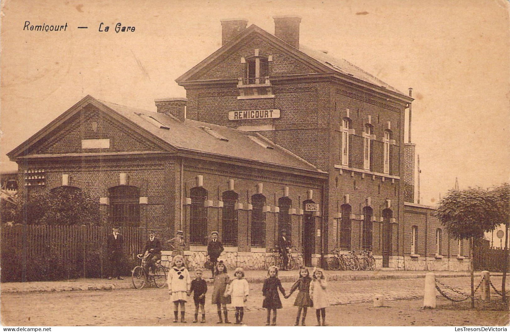 BELGIQUE - Remicourt - La Gare - Tres Animé - Carte Postale Ancienne - Remicourt