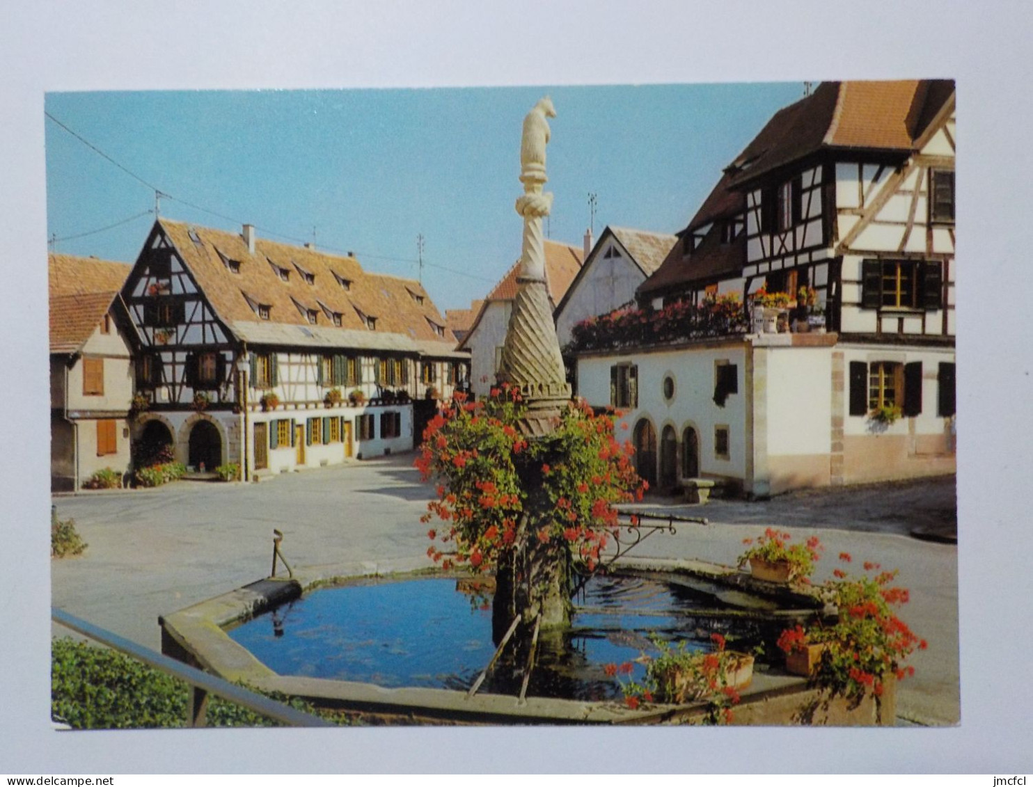 DAMBACH LA VILLE    La Place Du Marché Avec Sa Fontaine Fleurie Et Ses Vieilles Maisons Alsaciennes - Dambach-la-ville