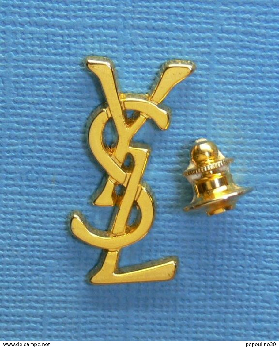 1 PIN'S //  ** YVES SAINT LAURENT / GRAND COUTURIER XX ᵉᵐᵉ SIÈCLE ** - Parfums