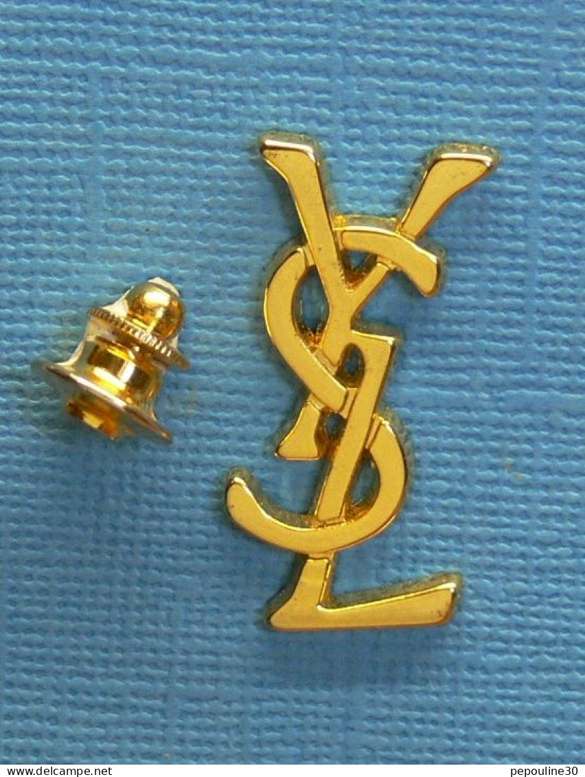 1 PIN'S //  ** YVES SAINT LAURENT / GRAND COUTURIER XX ᵉᵐᵉ SIÈCLE ** - Perfume