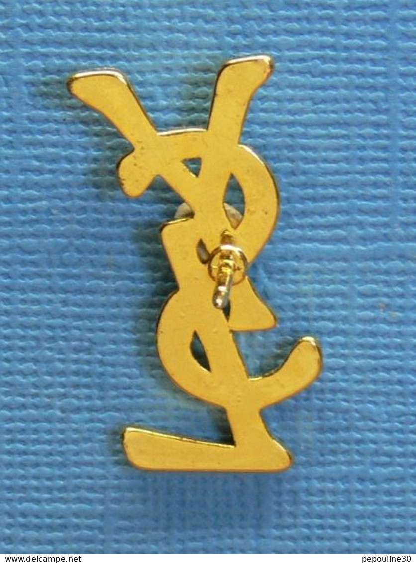 1 PIN'S //  ** YVES SAINT LAURENT / GRAND COUTURIER XX ᵉᵐᵉ SIÈCLE **