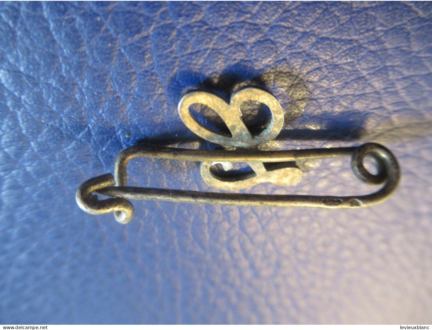Bijoux Fantaisie / Petite Broche Ancienne Bronze / Lettre " L " En Italique / Vers 1900-1930    BIJ189 - Earrings
