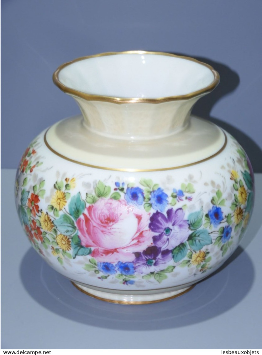 -JOLI ANCIEN VASE PORCELAINE De LIMOGES Décor Fleuri Peint à La Main Par ANNA    E - Vazen