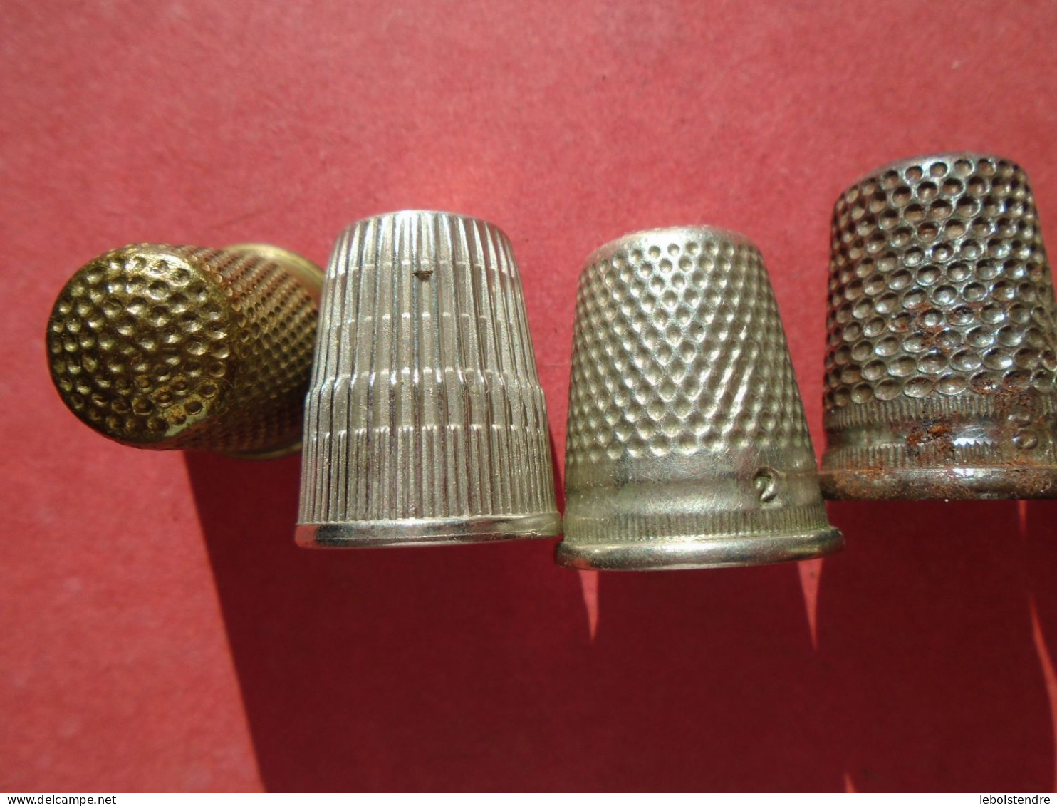 LOT DE 9 DES A COUDRE DIVERS ANCIENS LE PLUS PETIT 20 MM LE PLUS GRAND 25MM - Thimbles