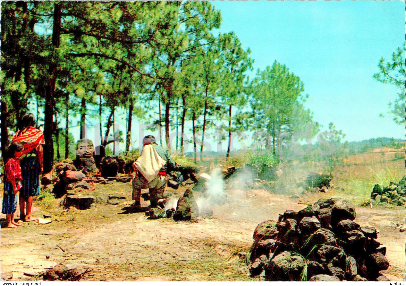 Red Indians Praying Before Turukaj - Pascual Abaj - Indigenas Orando Ante Turukaj - Guatemala - Used - Guatemala