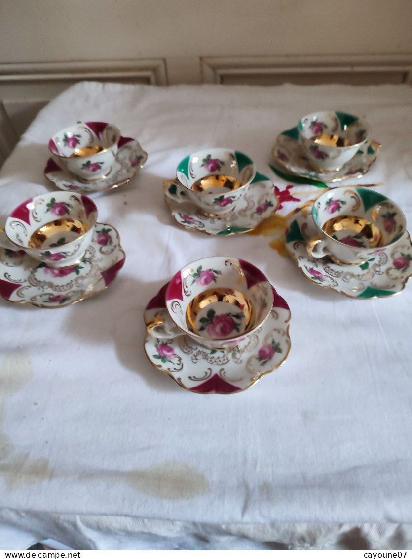 Suite De Six Tasses Et  Soucoupes à Café  Moka Porcelaine Allemande Décor De Roses Et  Dorure - Limoges (FRA)