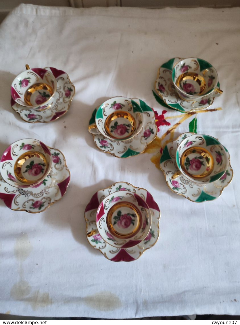 Suite De Six Tasses Et  Soucoupes à Café  Moka Porcelaine Allemande Décor De Roses Et  Dorure - Limoges (FRA)