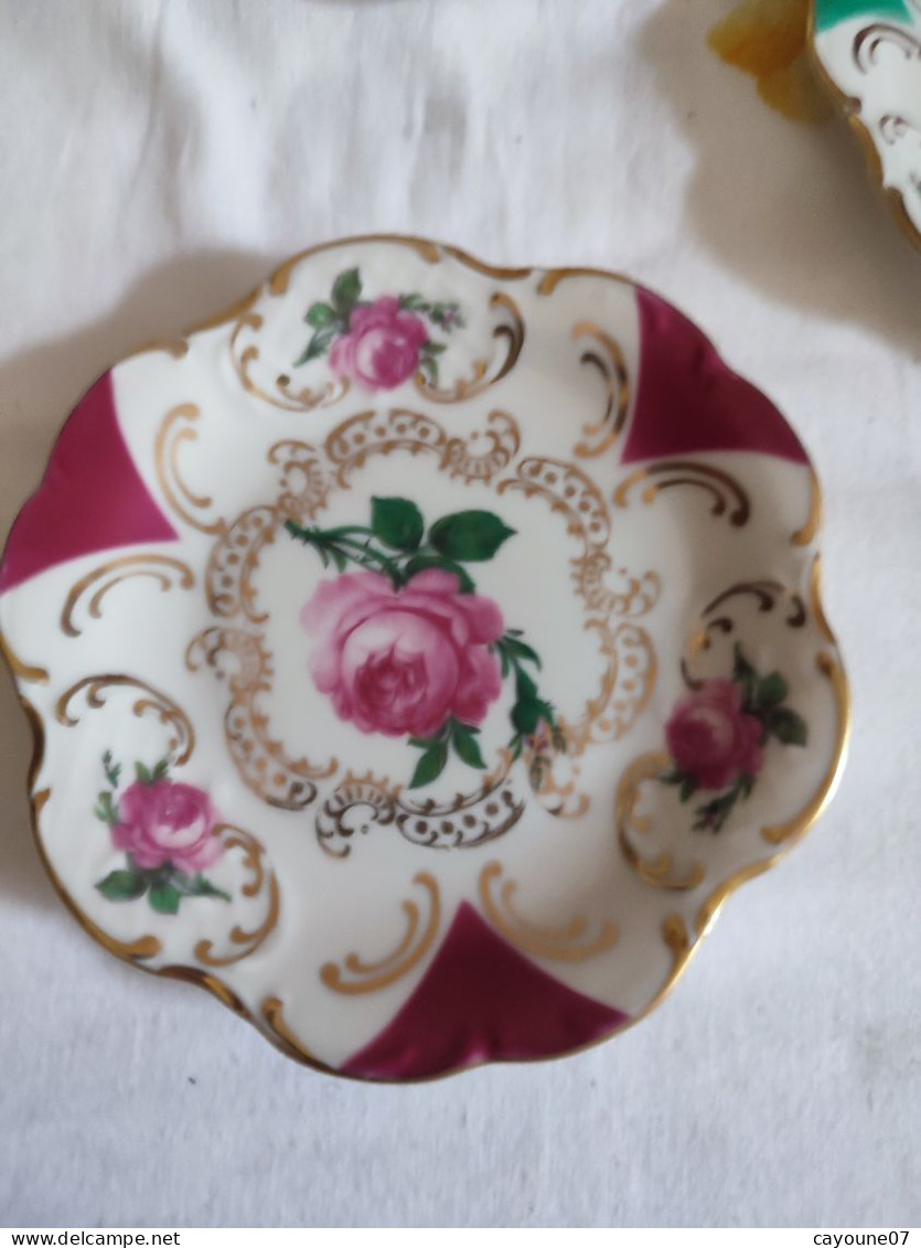 Suite de six tasses et  soucoupes à café  moka porcelaine allemande décor de roses et  dorure