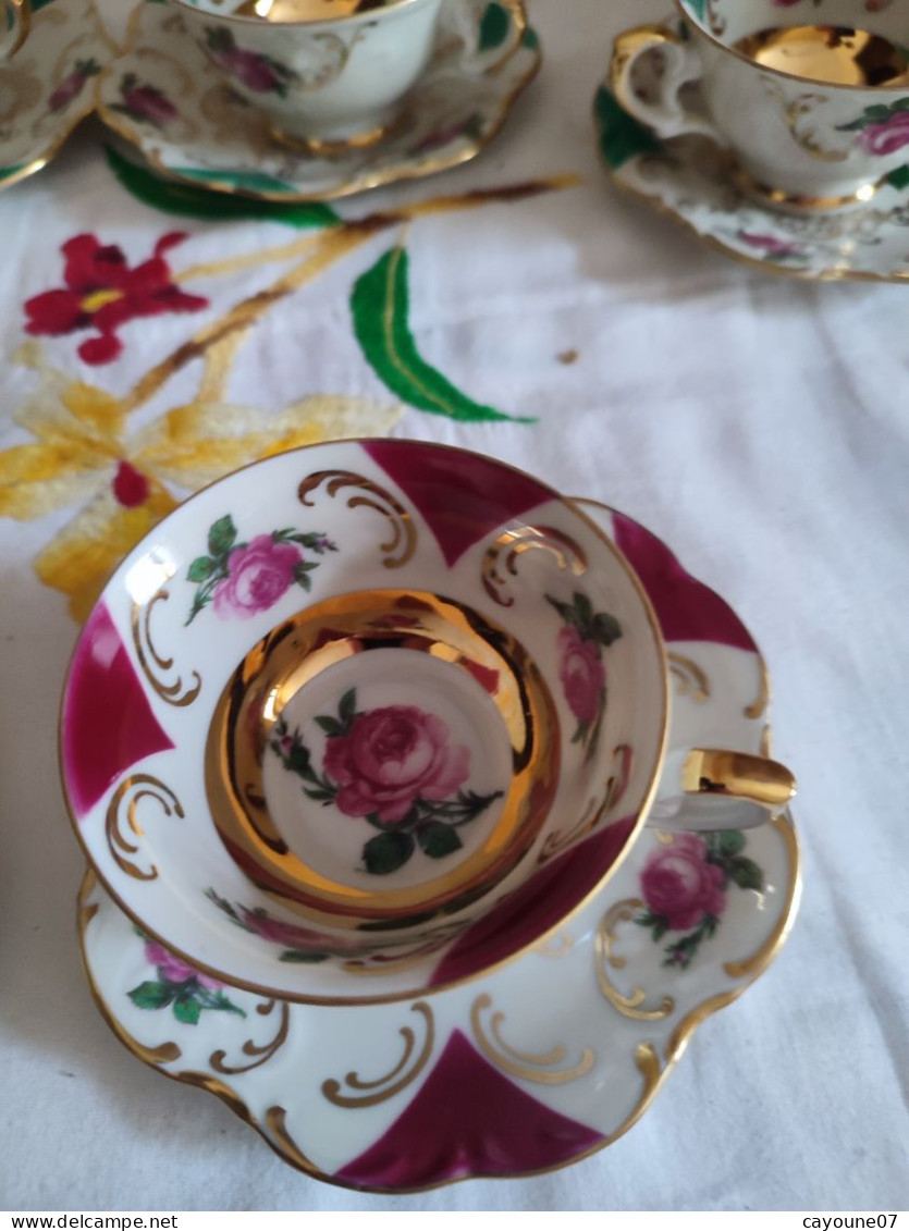 Suite de six tasses et  soucoupes à café  moka porcelaine allemande décor de roses et  dorure