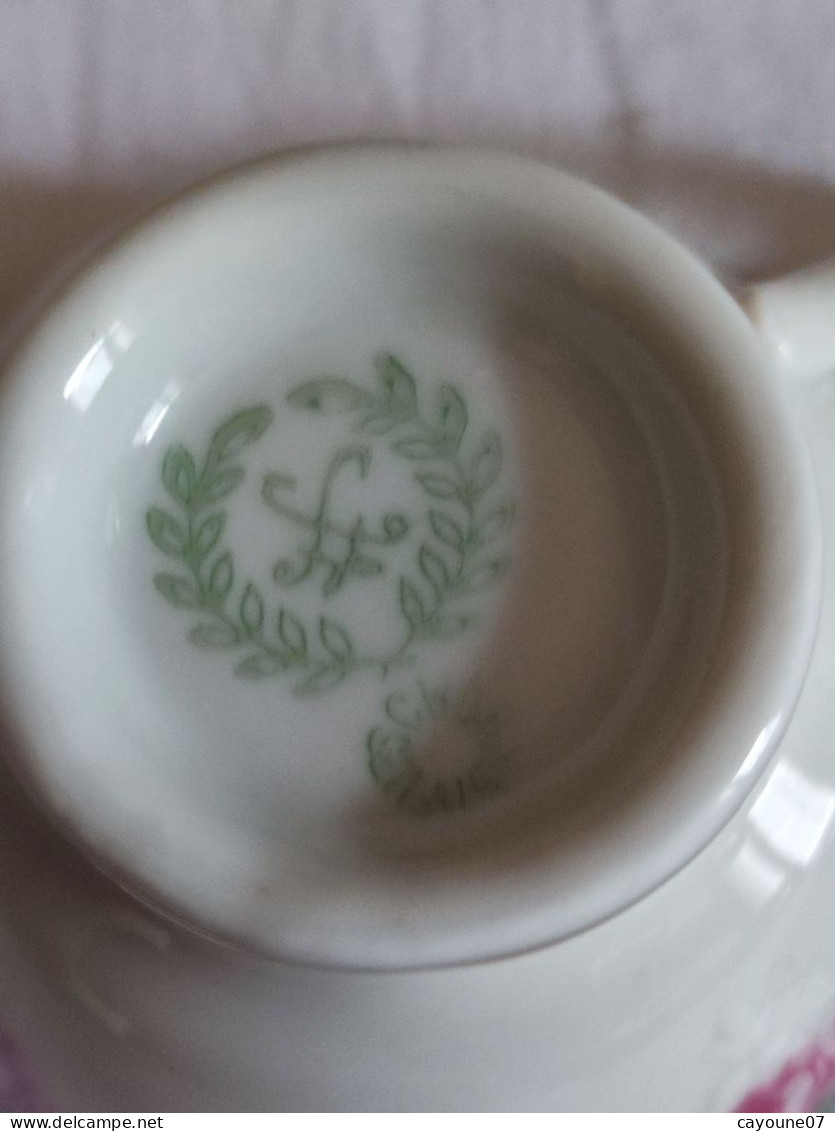 Suite de six tasses et  soucoupes à café  moka porcelaine allemande décor de roses et  dorure