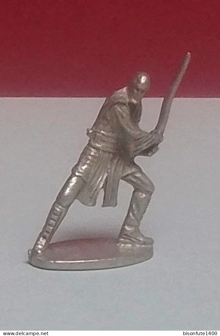 Figurine De Qi Gon Jin En Métal Argenté - Hauteur : 3,5cm. - Gravé LFL ( LUCASFILM ) Sous Le Socle. - Episode I