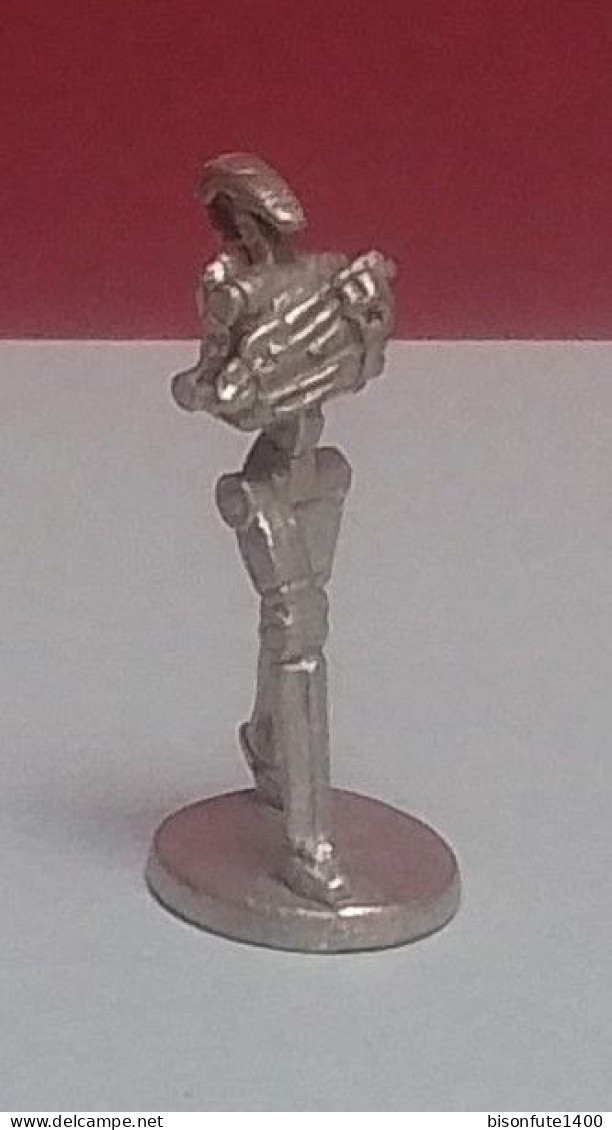 Figurine D'un Androïde De Combat En Métal Argenté - Hauteur : 3,5cm. - Gravé LFL ( LUCASFILM ) Sous Le Socle. - Episodio I