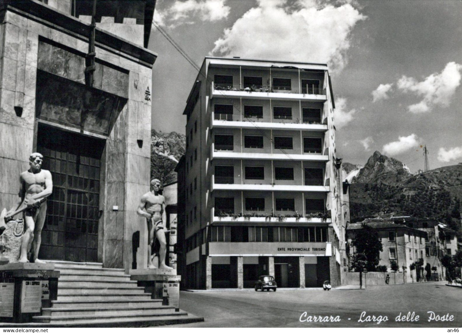 CARRARA - LARGO DELLE POSTE - Vgt.1956 - Carrara