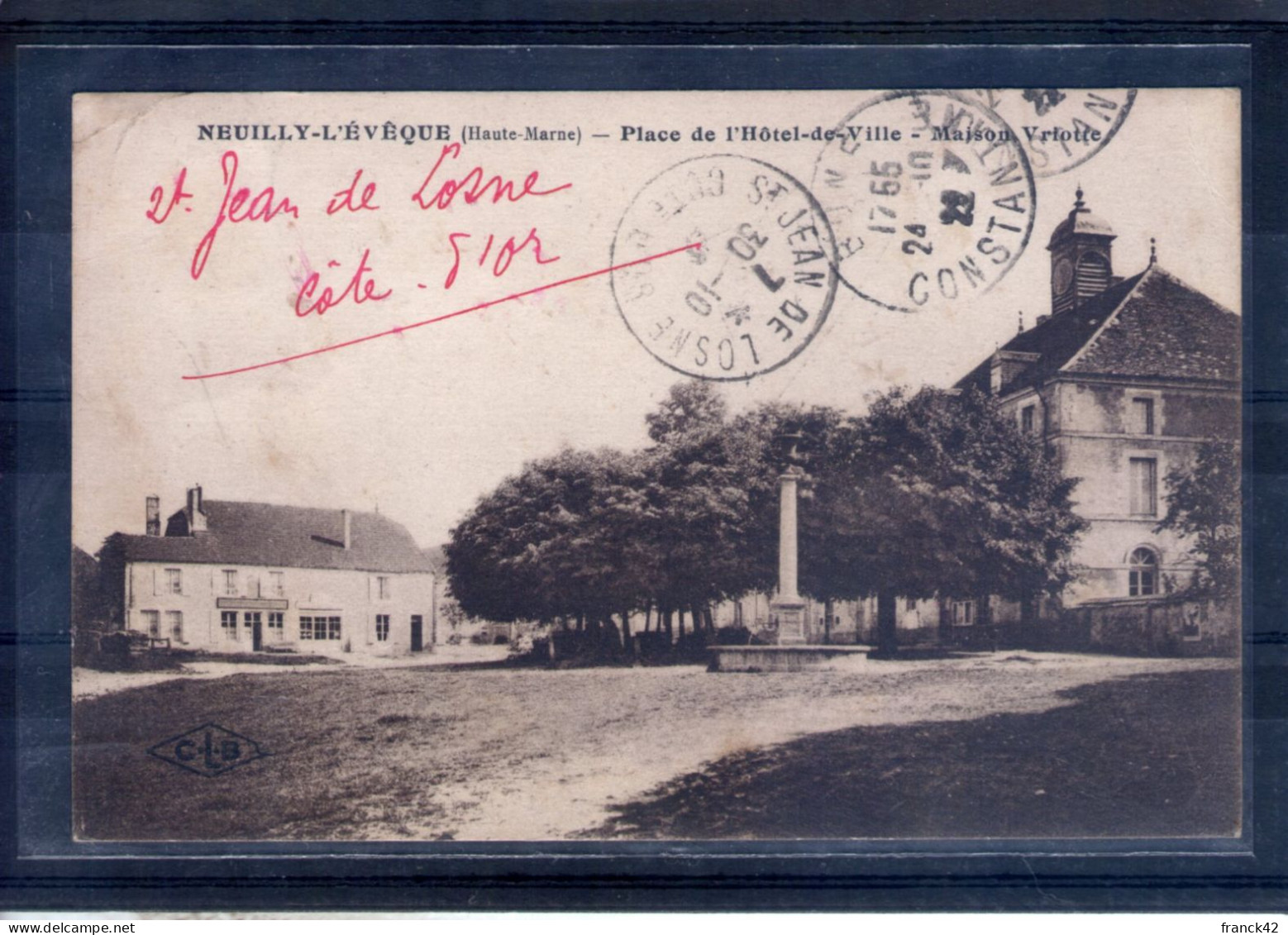 52. Neuilly L'évêque. Place De L'hôtel De Ville. Maison Vriotte. Coin Haut Gauche Abimé - Neuilly L'Eveque