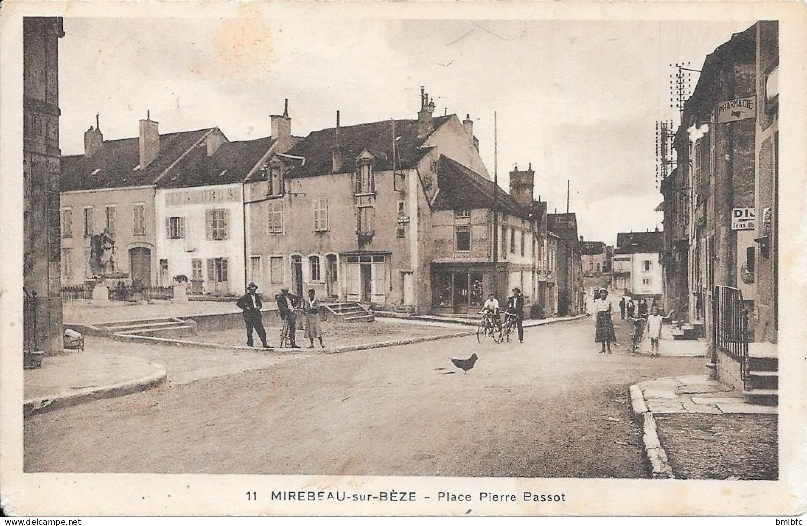 MIREBEAU-sur-BÈZE - Place Pierre Bassot - Mirebeau