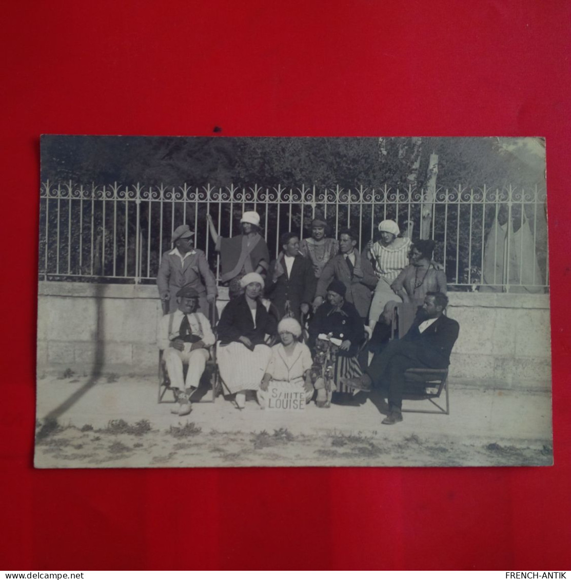 CARTE PHOTO PERSONNAGE SAINTE LOUISE LIEU A IDENTIFIER PHOTOGRAPHE MONTREUIL SOUS BOIS - A Identifier