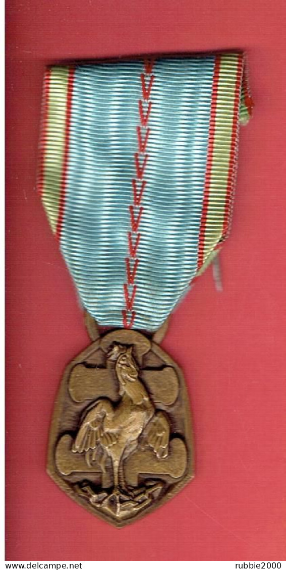 Médaille Commémorative Française De La Guerre 1939-1945 WWII COQ CROIX DE LORRAINE - France