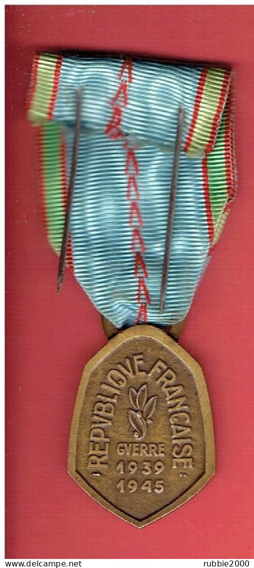 Médaille Commémorative Française De La Guerre 1939-1945 WWII COQ CROIX DE LORRAINE - Frankreich