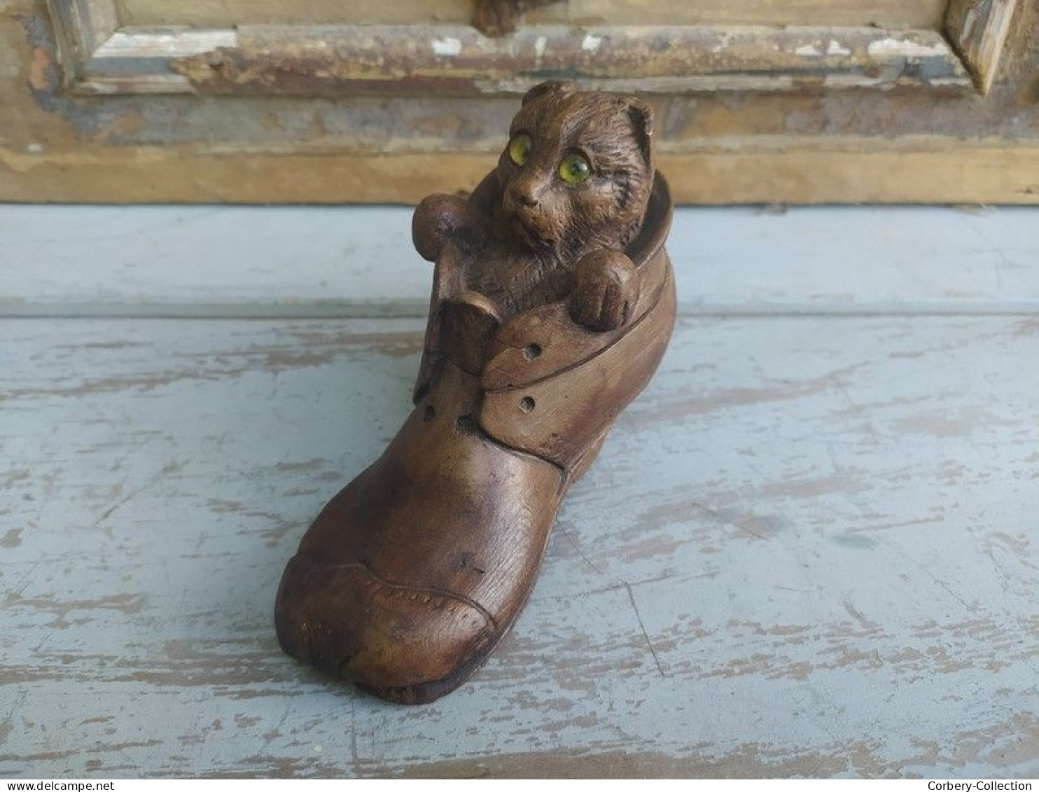 Ancienne Boite à Tabac Tabatière Chat Dans Une Chaussure. Yeux En Sulfure - Cajas Para Tabaco (vacios)