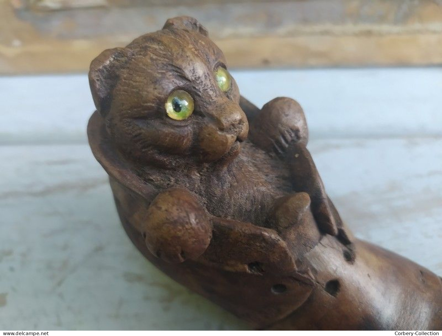 Ancienne Boite à Tabac Tabatière Chat dans une Chaussure. Yeux en Sulfure