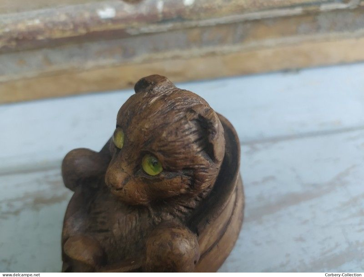 Ancienne Boite à Tabac Tabatière Chat dans une Chaussure. Yeux en Sulfure