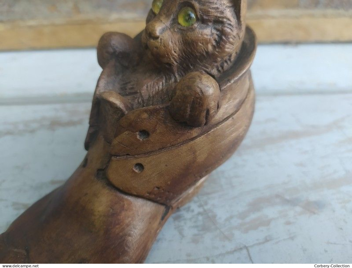 Ancienne Boite à Tabac Tabatière Chat dans une Chaussure. Yeux en Sulfure