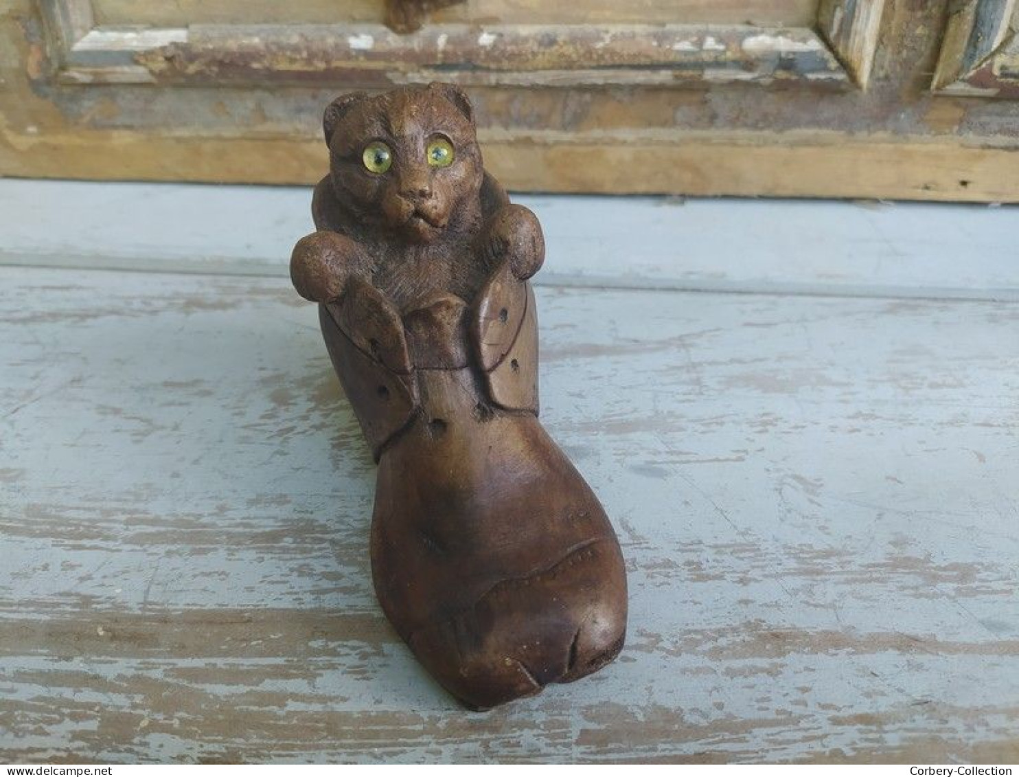 Ancienne Boite à Tabac Tabatière Chat dans une Chaussure. Yeux en Sulfure